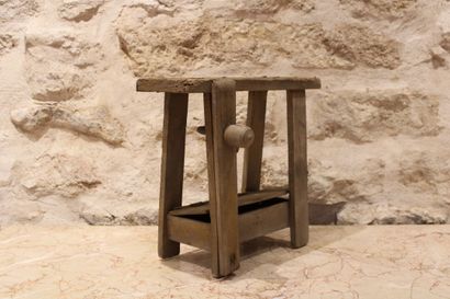 Un petit établi en bois naturel pour enfant....