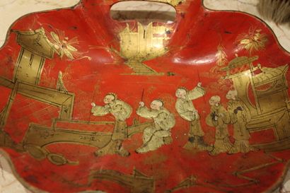 CHINA. Crumb collector in red lacquered wood...