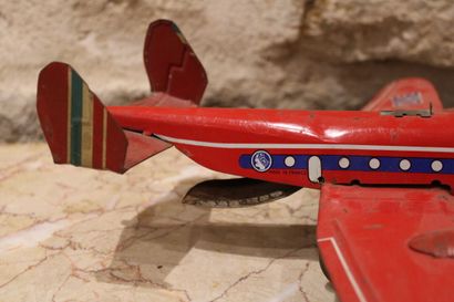 Plane in red lacquered sheet metal. Dimensions...