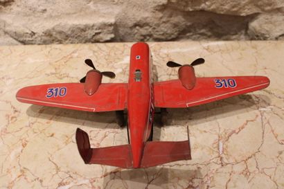 Plane in red lacquered sheet metal. Dimensions...