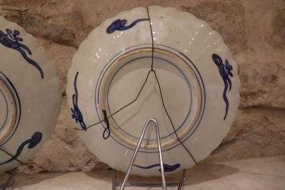 Pair of porcelain dishes with Imari decoration...