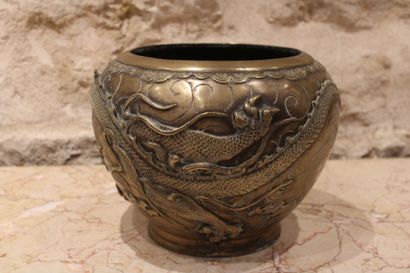 JAPAN, Cup in chased bronze, decorated with...