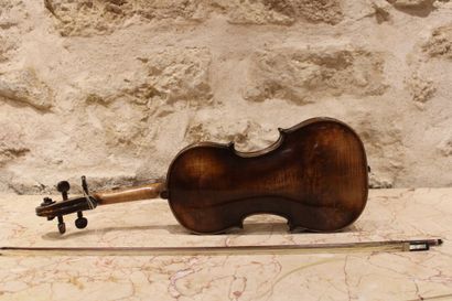 Violin with its case. Label to decipher....
