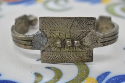 Metal ring, engraved plate. Weight : 57 ...