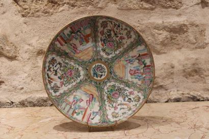 CHINA XIXth c, large Canton porcelain dish,...