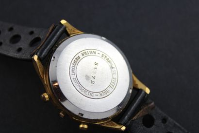 CELLY
Chronographe bracelet plaqué or. Boitier...