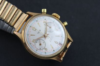 TRIB
Chronographe bracelet plaqué or. Boitier...