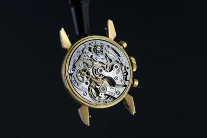 HELVETIA
Chronographe en or jaune 18k. Boitier...