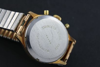 TRIB
Chronographe bracelet plaqué or. Boitier...