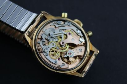 TRIB
Chronographe bracelet plaqué or. Boitier...