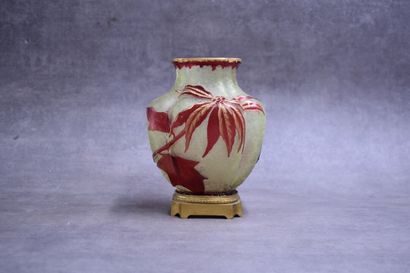 BACCARAT (attributed to). Vase out of multi-layer...