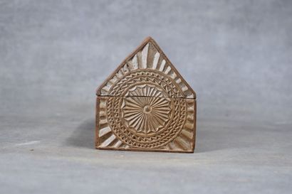 AFRIQUE. Coffret en bois sculpté à décor...
