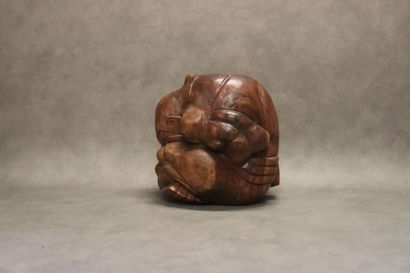 ASIE. Homme en bois exotique sculpté se tenant...