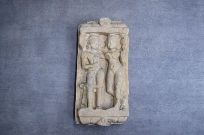 INDE. Femmes, haut relief en pierre sculptée....