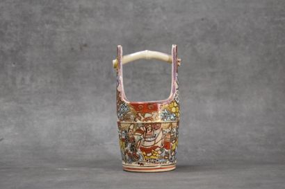 JAPON. Petit panier en céramique, décor Satsuma....