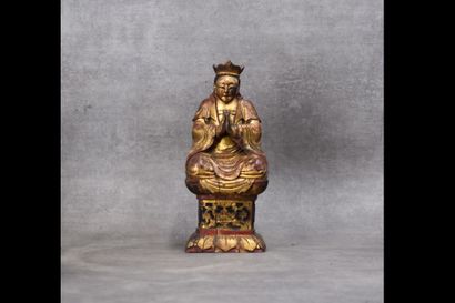 CHINE. Dignitaire en bois sculpté et laqué....