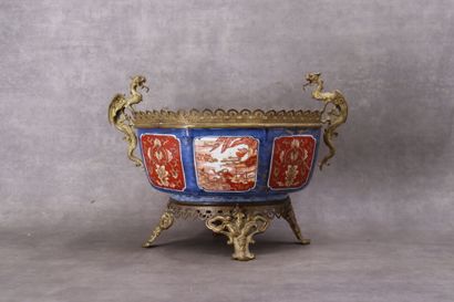 JAPON. Couple en porcelaine à décor Imari,...