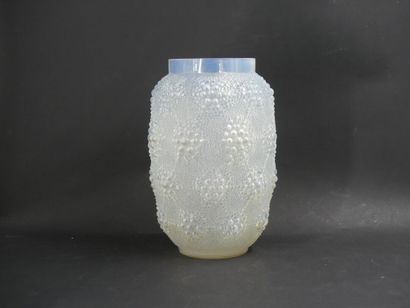 LALIQUE
René LALIQUE. Crystal vase. Signed...