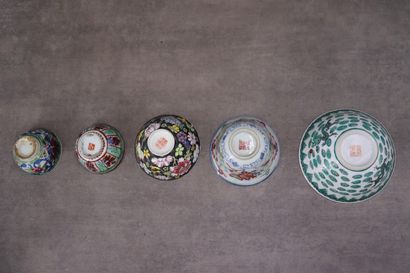CHINE. Ensemble de cinq bols à riz en porcelaine...