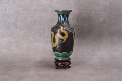 CHINE. Vase en bronze à émaux cloisonnés,...