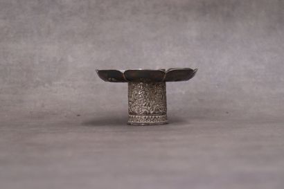 INDE. Bougeoir sur pied en argent à décor...