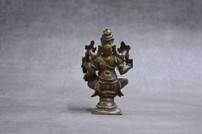 INDE. Divinité, bronze à patine brune. Hauteur...