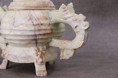 CHINE. Coupe libatoire tripode en pierre...
