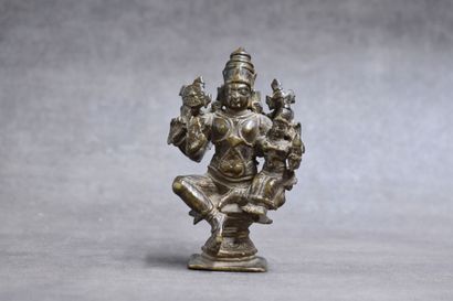 INDE. Divinité, bronze à patine brune. Hauteur...