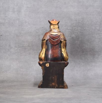 CHINE. Dignitaire en bois sculpté et laqué....