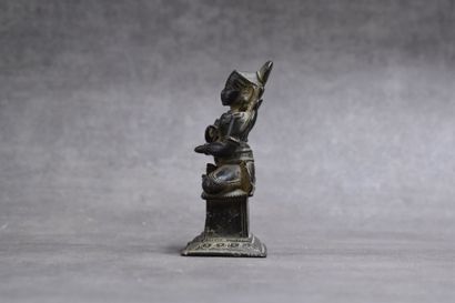 INDE. Sujet en bronze à patine brune, formant...