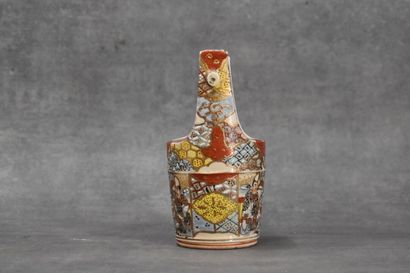 JAPON. Petit panier en céramique, décor Satsuma....