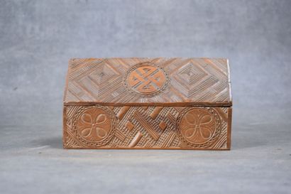 AFRIQUE. Coffret en bois sculpté à décor...