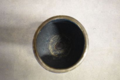 CHINE. Réunion de deux assiettes et un vase...