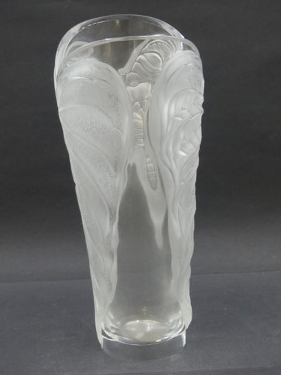 LALIQUE FRANCE. A large crystal vase decorated...
