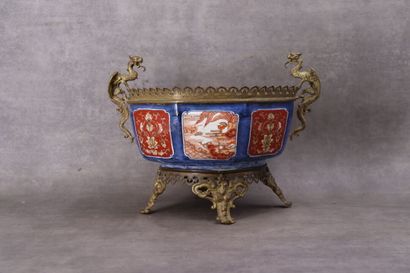 JAPON. Couple en porcelaine à décor Imari,...