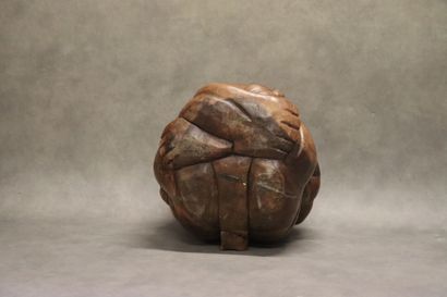 ASIE. Homme en bois exotique sculpté se tenant...