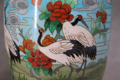 CHINE. Paire de vases en bronze à émaux cloisonnés...