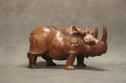 ASIE. Rhinocéros en bois exotique sculpté....