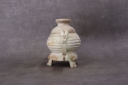 CHINE. Coupe libatoire tripode en pierre...
