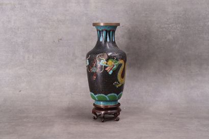 CHINE. Vase en bronze à émaux cloisonnés,...