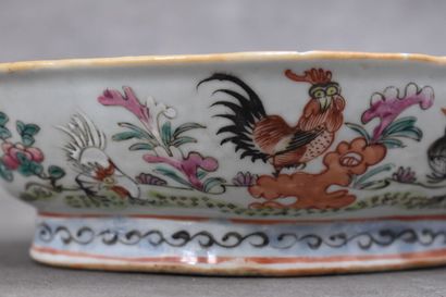 CHINE. Coupe sur pied en porcelaine à décor...