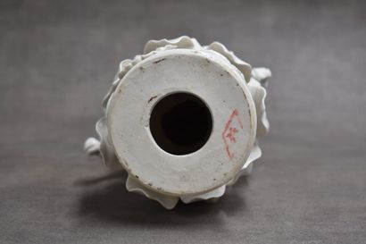 INDE. Divinité en porcelaine de Guanyin,...