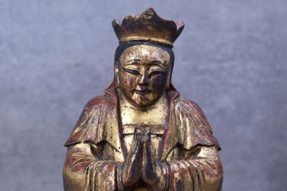 CHINE. Dignitaire en bois sculpté et laqué....