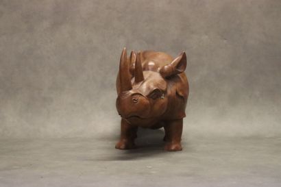 ASIE. Rhinocéros en bois exotique sculpté....