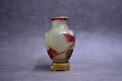 BACCARAT (attributed to). Vase out of multi-layer...