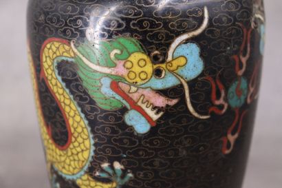 CHINE. Vase en bronze à émaux cloisonnés,...
