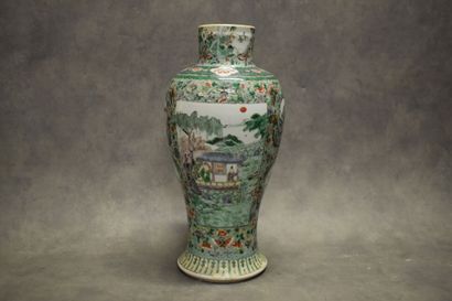 CHINE. Vase en porcelaine à décor de paysages,...