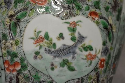 CHINE. Vase en porcelaine à décor de paysages,...