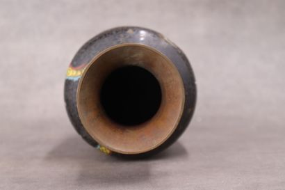 CHINE. Vase en bronze à émaux cloisonnés,...