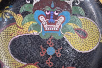 CHINE. Vide-poche en bronze à émaux cloisonnés...